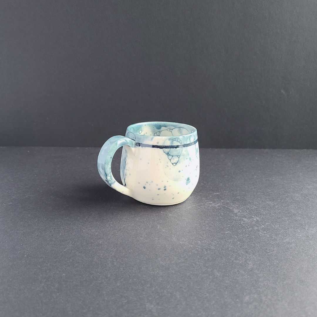 Tasse espresso bleue avec anse