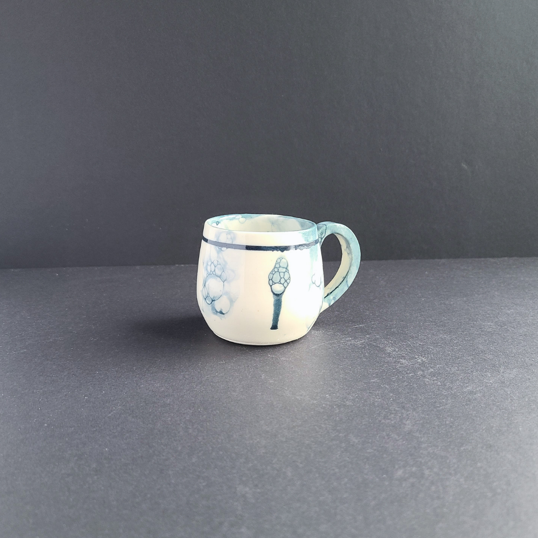 Tasse espresso bleue avec anse