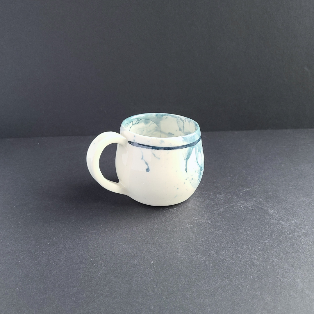Tasse espresso bleue avec anse