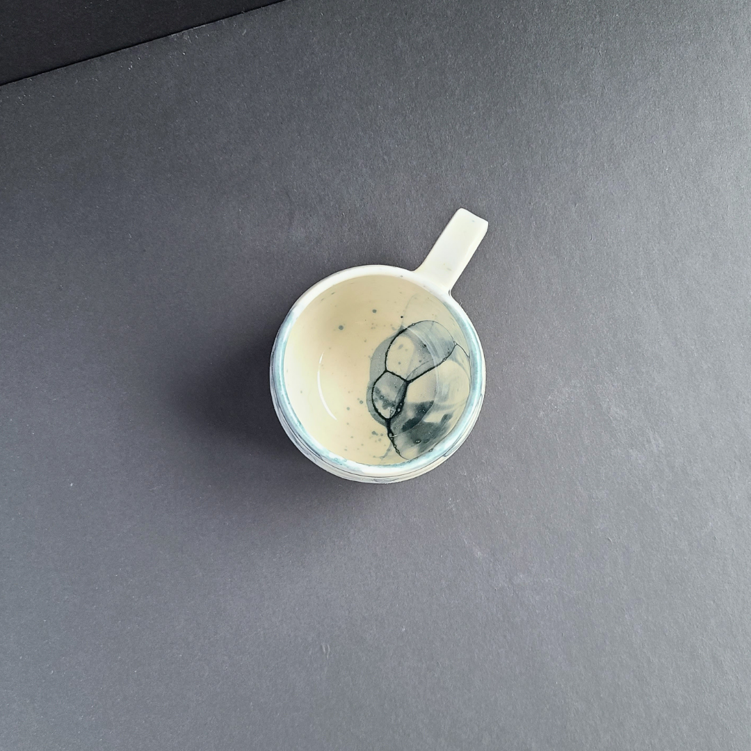 Tasse espresso bleue avec anse