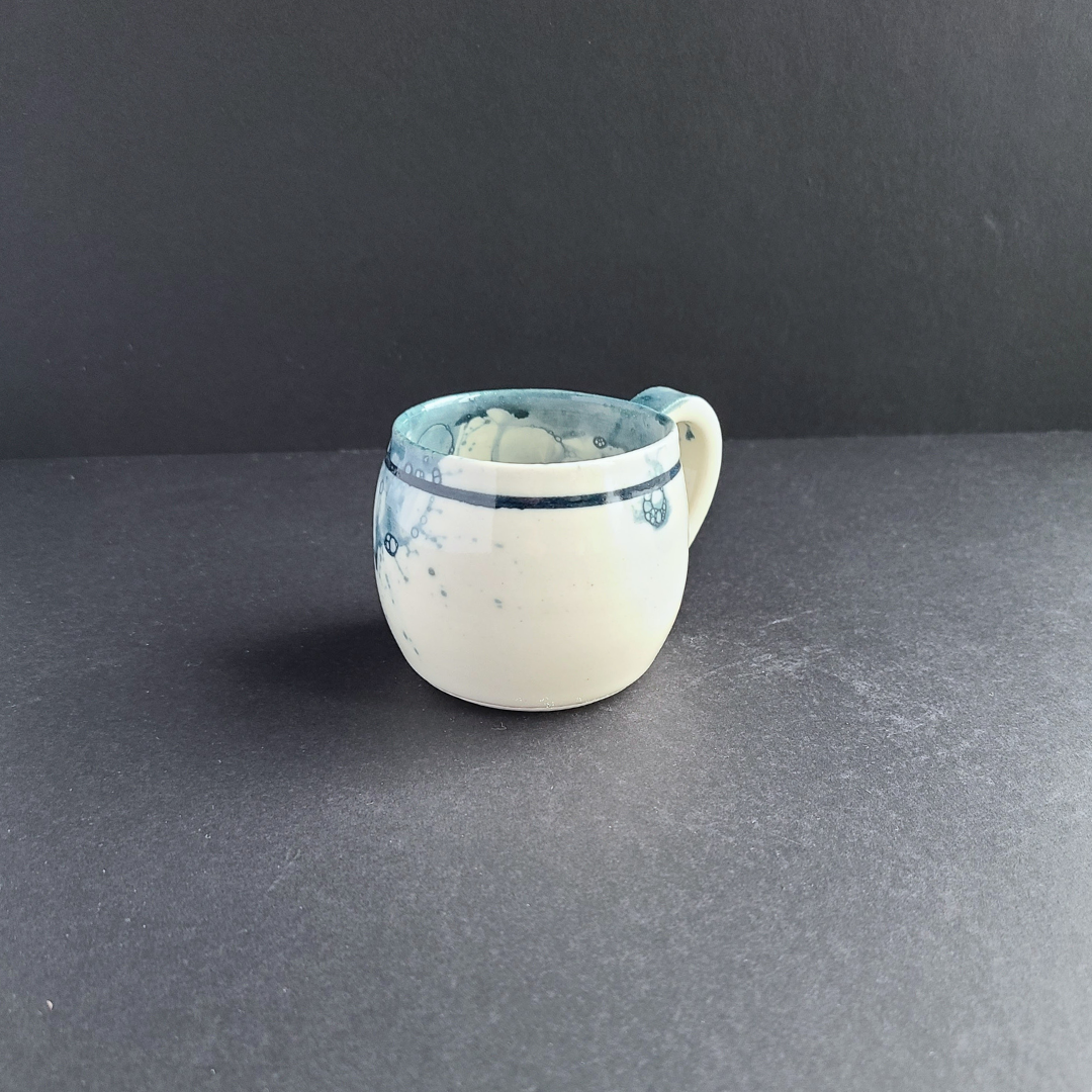 Tasse espresso bleue avec anse