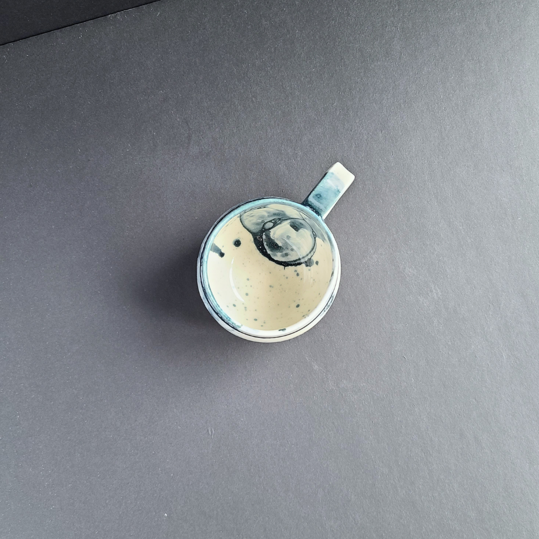 Tasse espresso bleue avec anse