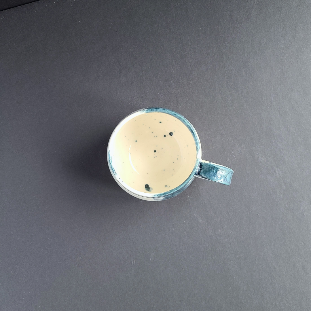 Tasse espresso bleue avec anse