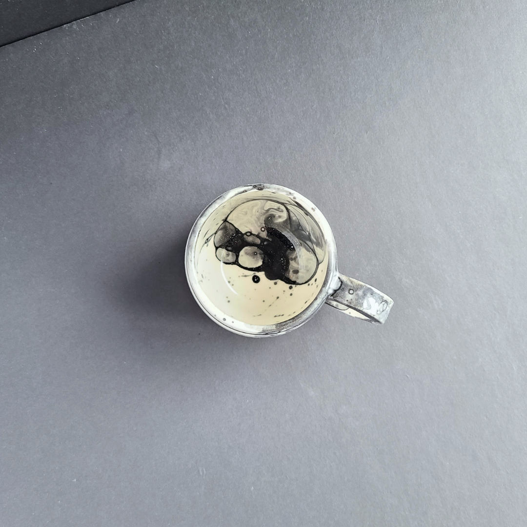 Tasse espresso noire avec anse