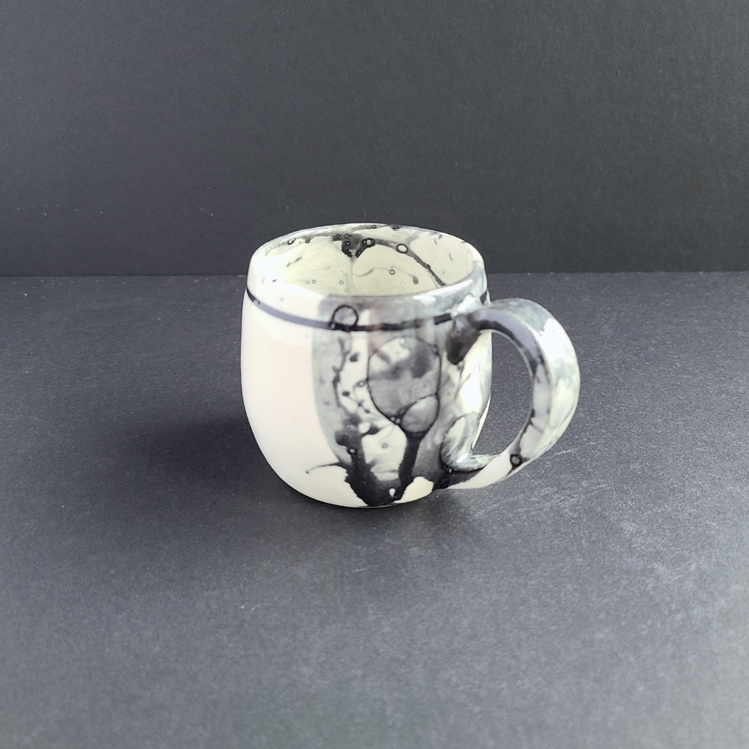 Tasse espresso noire avec anse