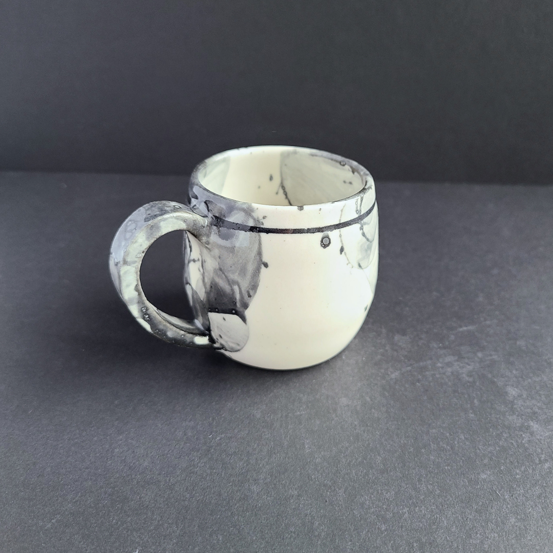 Tasse espresso noire avec anse