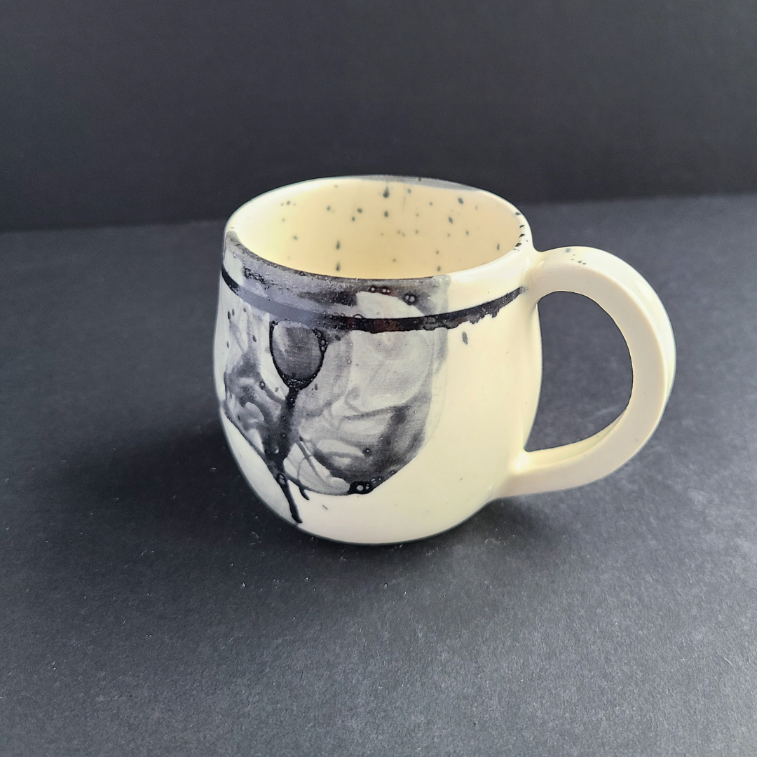 Tasse espresso noire avec anse